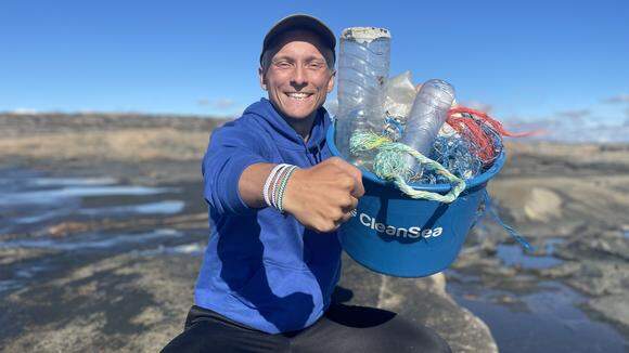 Lukas Julher, CleanSea i färd med att plocka upp plast ur havet