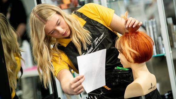 Maja finjusterar frisyren under VM-tävlingen i Lyon.