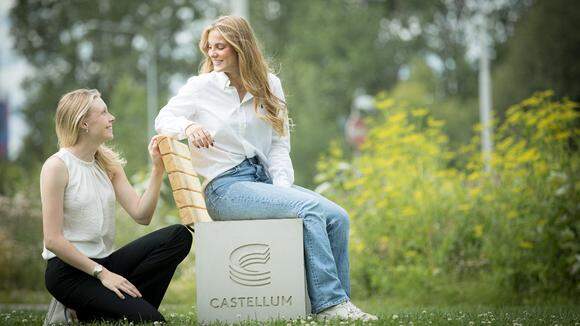 Irma Julher och Linnea Kåberg Wedell, Limelight Innovation och en av deras bänkar.