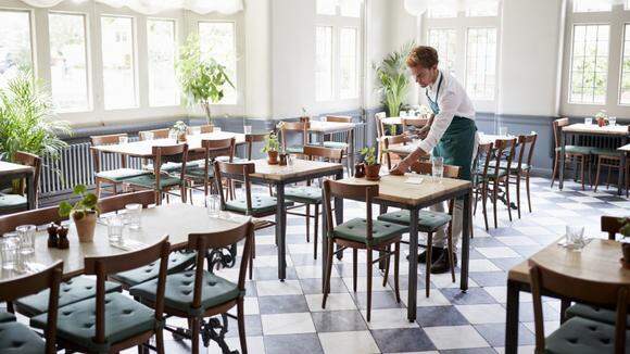 Kollage tom restaurang och Carina Centrén