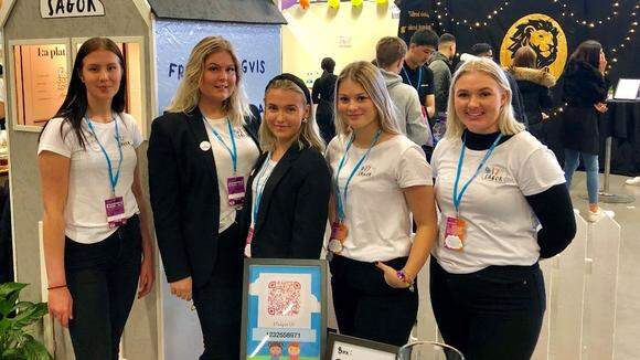 Ida Rönnberg, Betina Pierre, Julia Nordenskjöld, Emma Holmlund och Saga Fjellheim i sin monter på årets UF-mässa